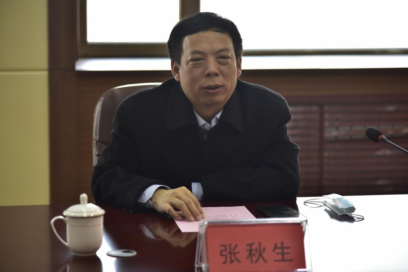 上午,济宁技师学院党委书记贺永红热情接待了张秋生一行,副院长韩冬